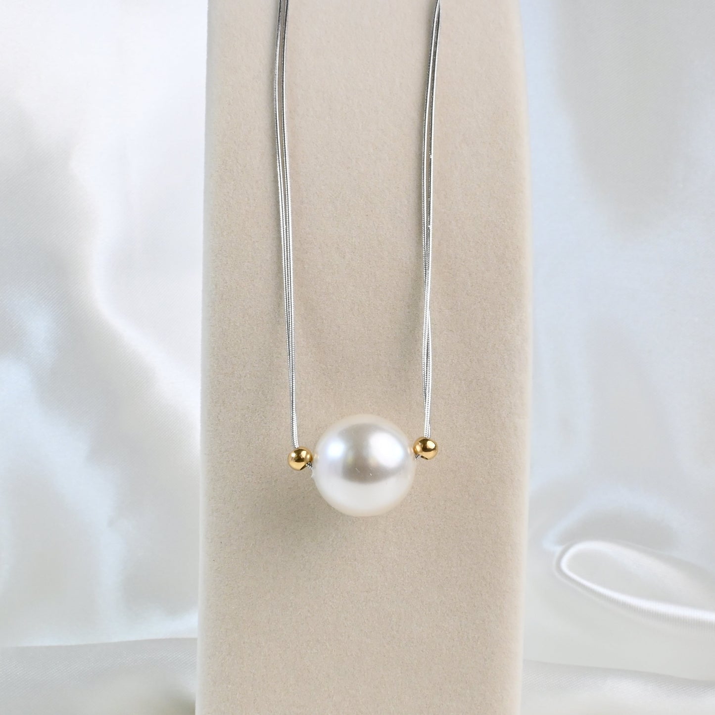 OLIVIA NECKLACE
