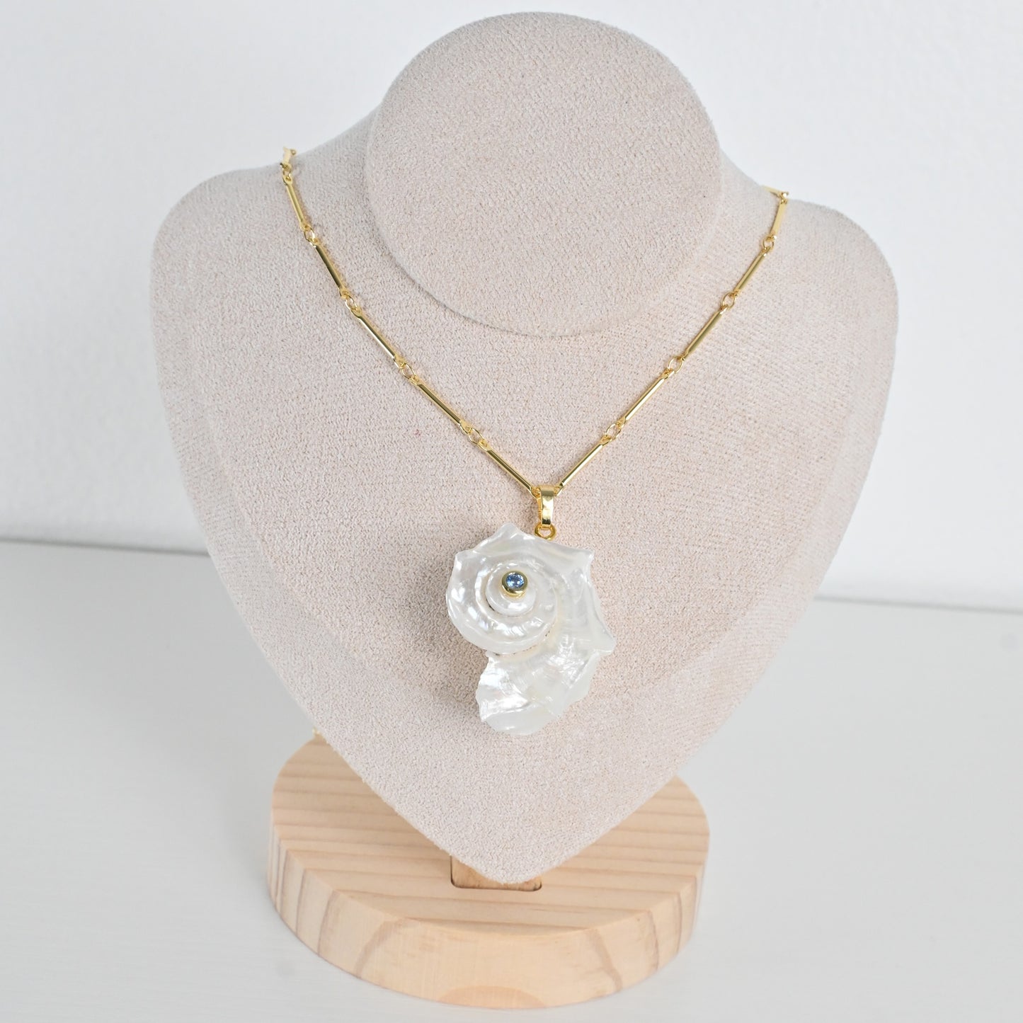 Collar Caracol Dorado Isla
