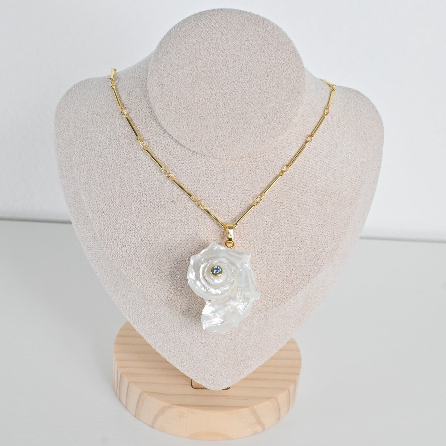 Collar Caracol Dorado Isla