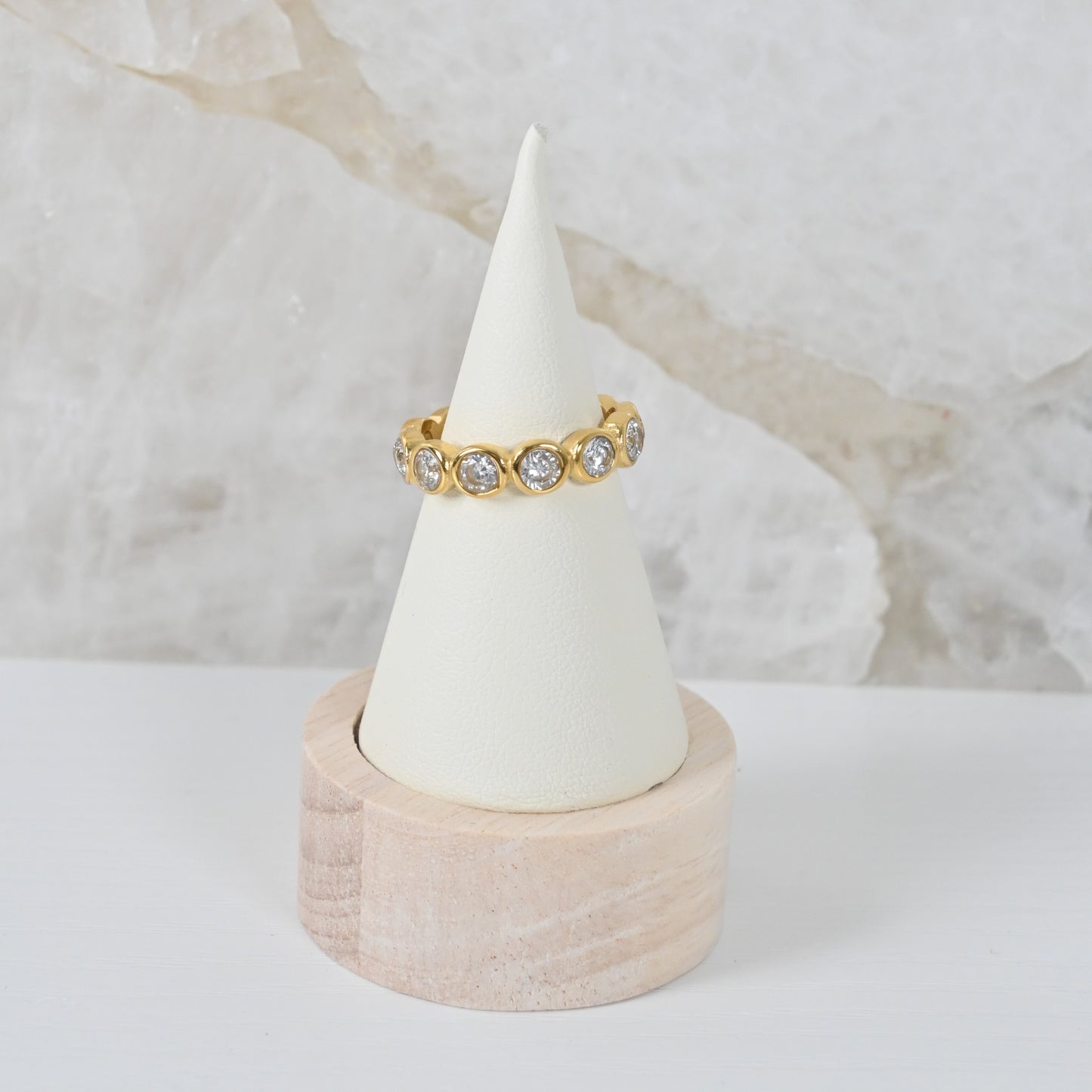 Sortija Lucía | Anillo Band con Zirconias en Stainless Steel 18K Gold Plated