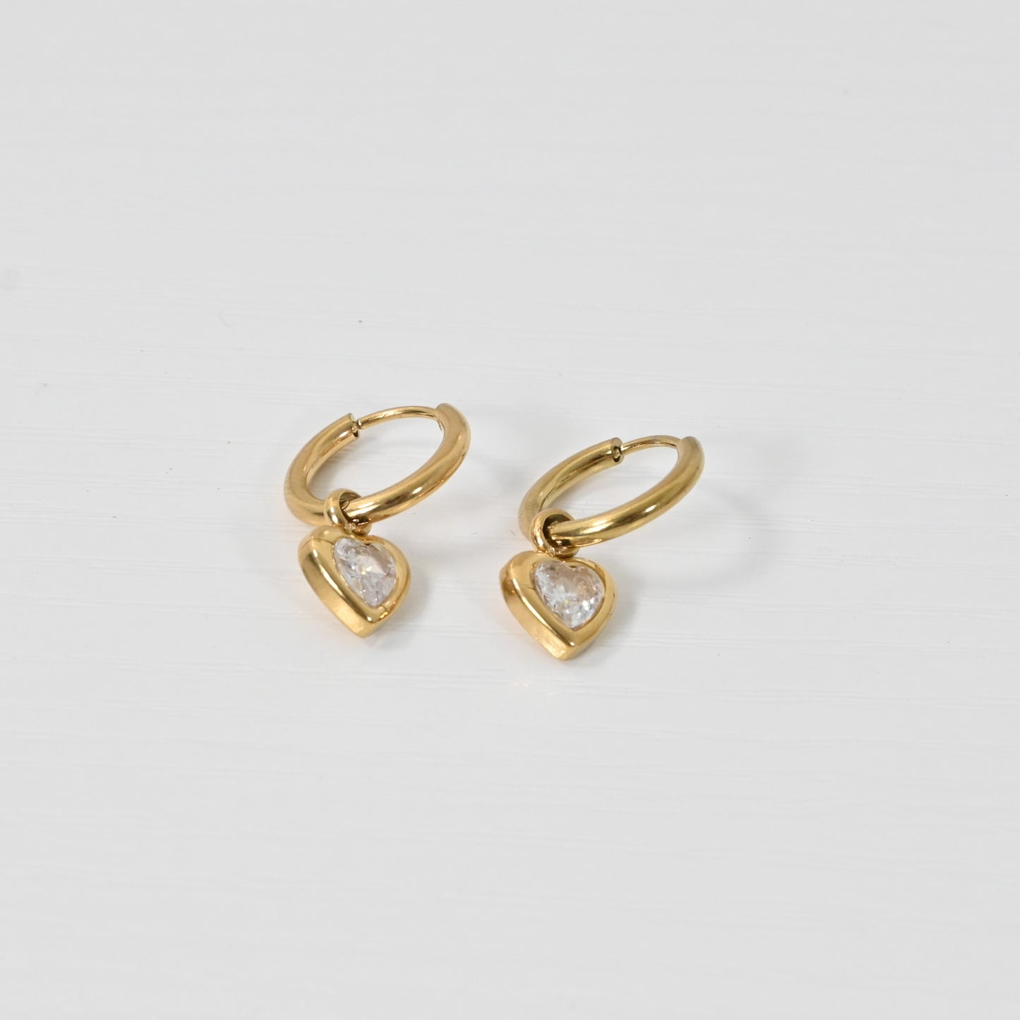 Pantallas Cora | Aretes con Corazones de Zirconia en Stainless Steel