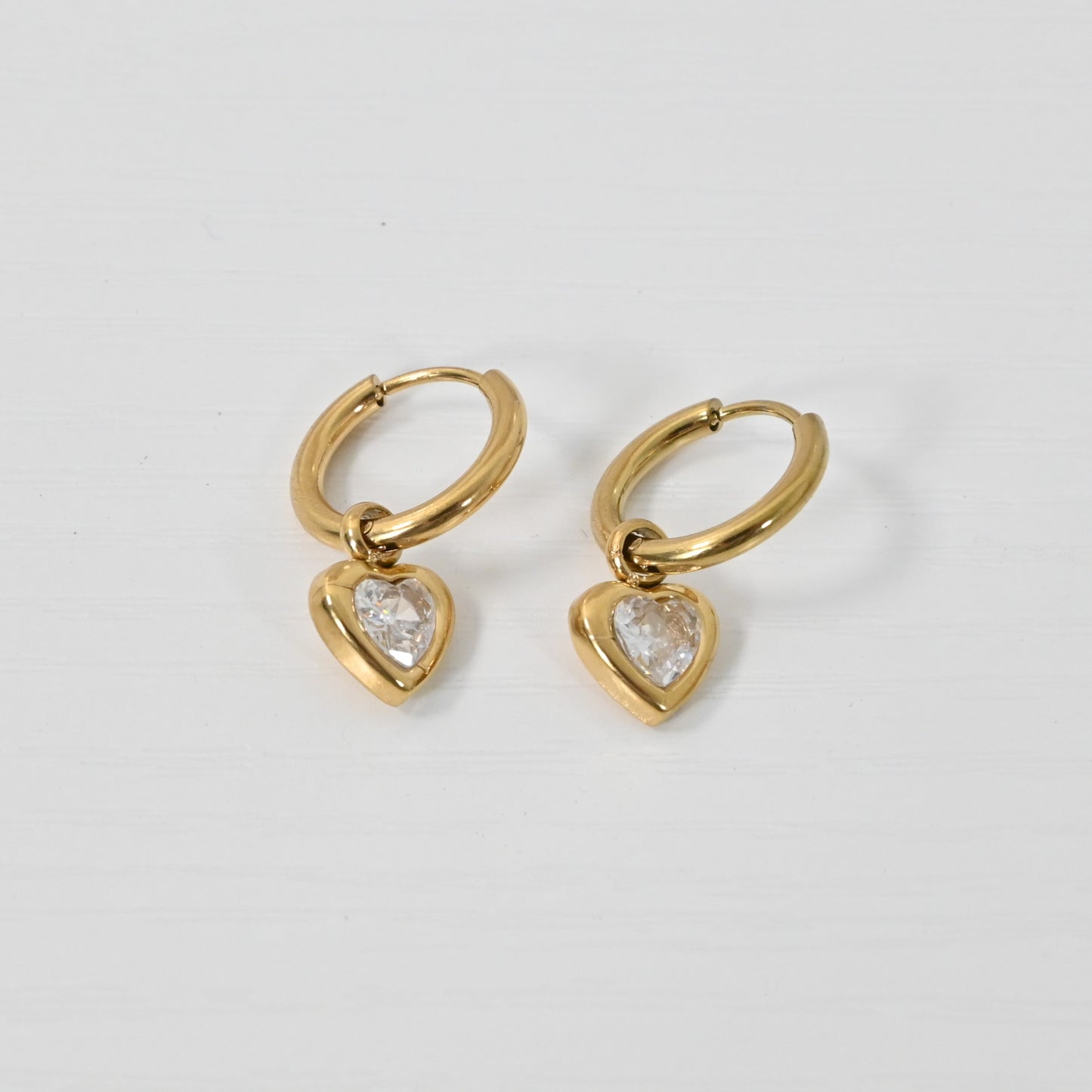 Pantallas Cora | Aretes con Corazones de Zirconia en Stainless Steel