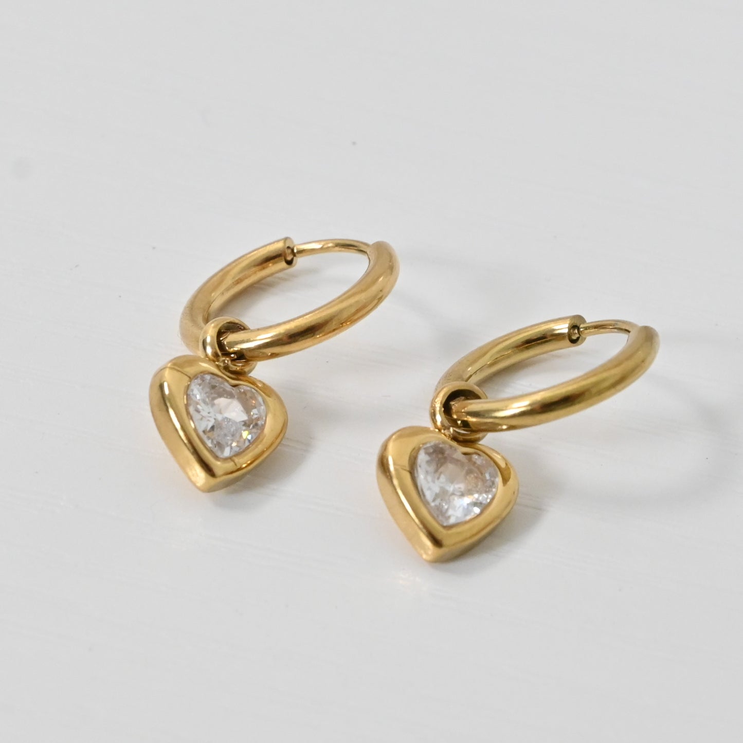 Pantallas Cora | Aretes con Corazones de Zirconia en Stainless Steel